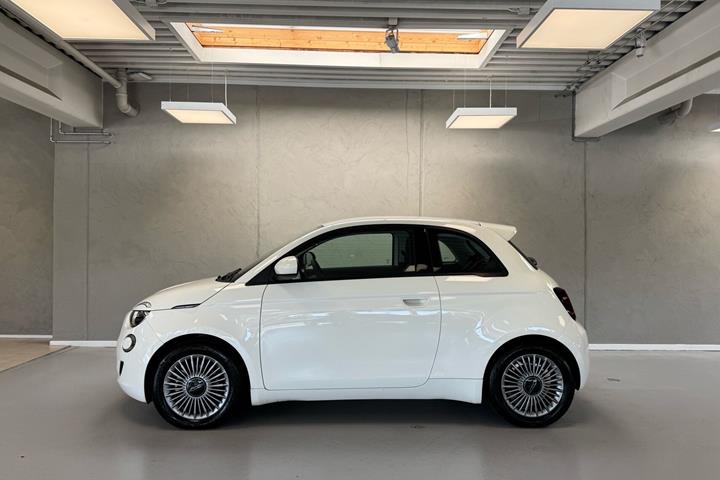 Hvid Fiat 500e fra 2023