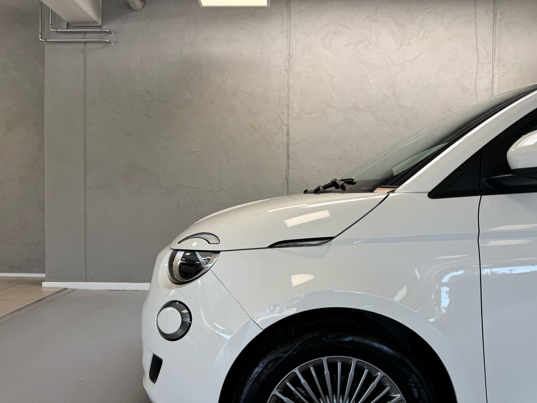 Hvid Fiat 500e fra 2023