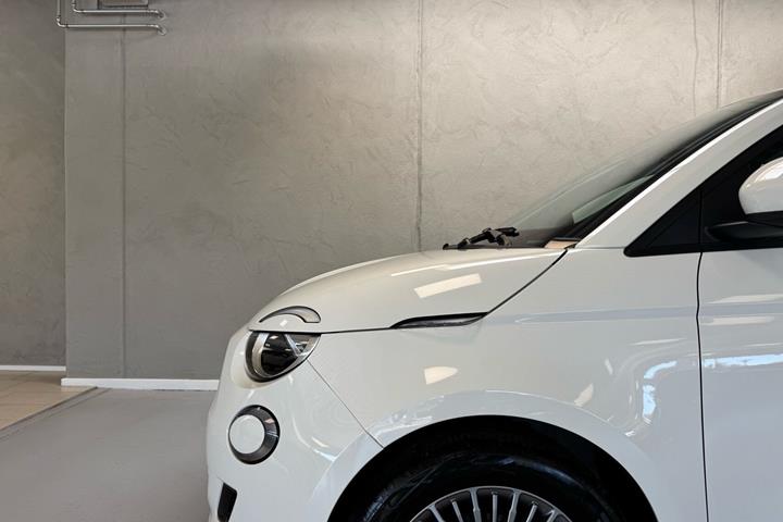 Hvid Fiat 500e fra 2023