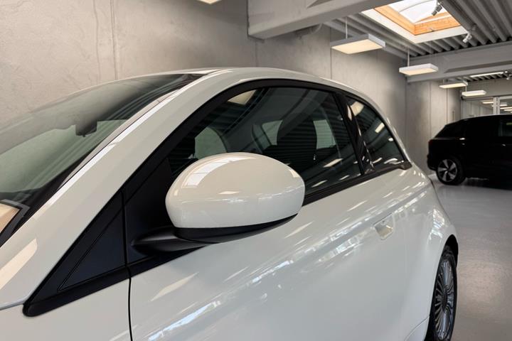 Hvid Fiat 500e fra 2023