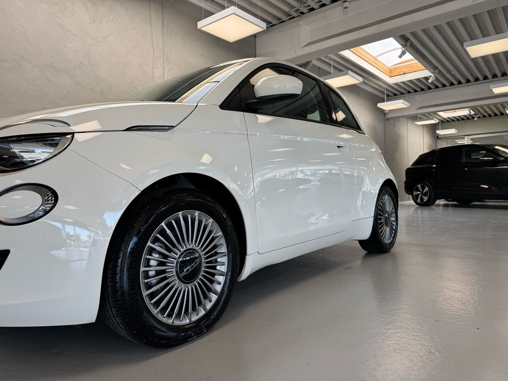 Hvid Fiat 500e fra 2023