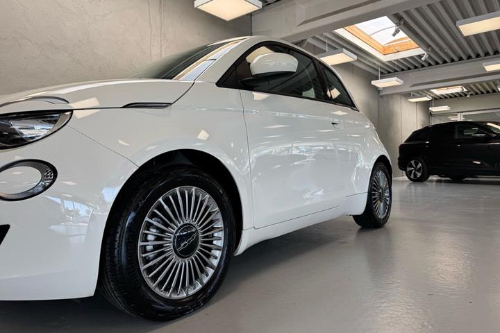 Hvid Fiat 500e fra 2023