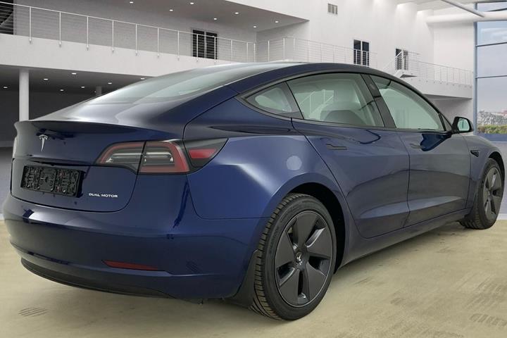 Blå Tesla Model 3 fra 2023