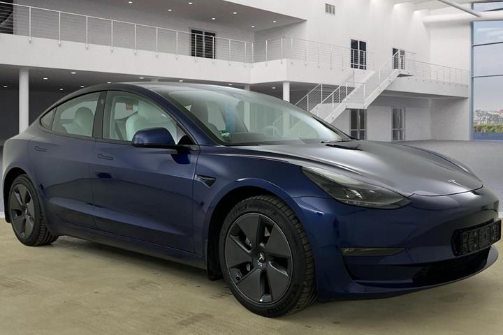 Blå Tesla Model 3 fra 2023