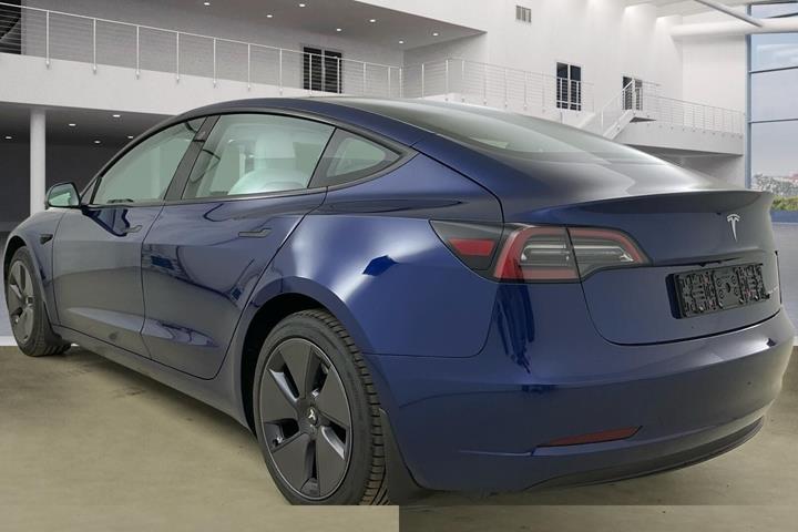 Blå Tesla Model 3 fra 2023