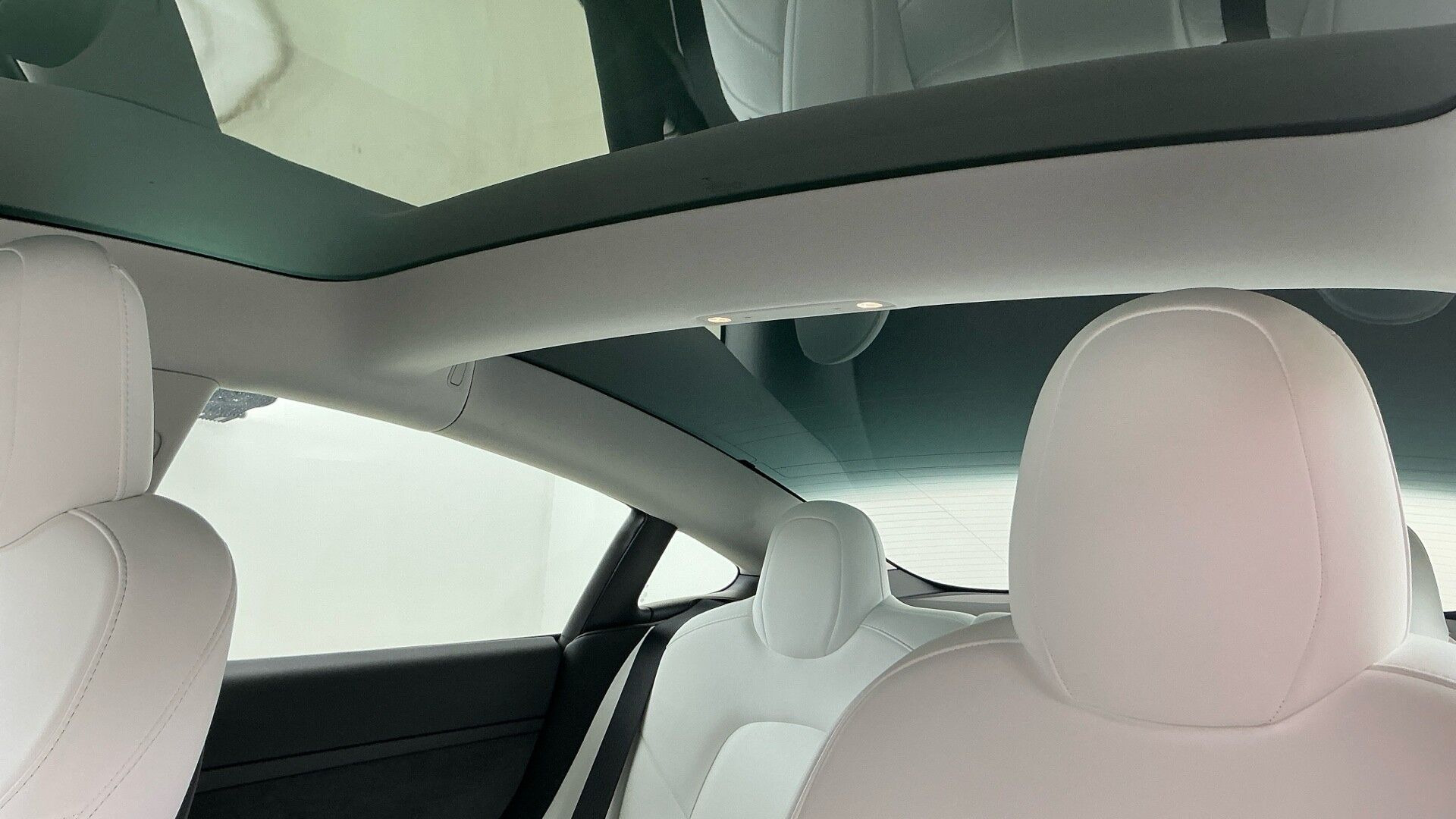 Blå Tesla Model 3 fra 2023