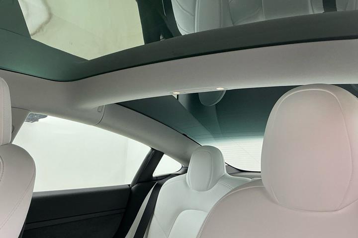 Blå Tesla Model 3 fra 2023