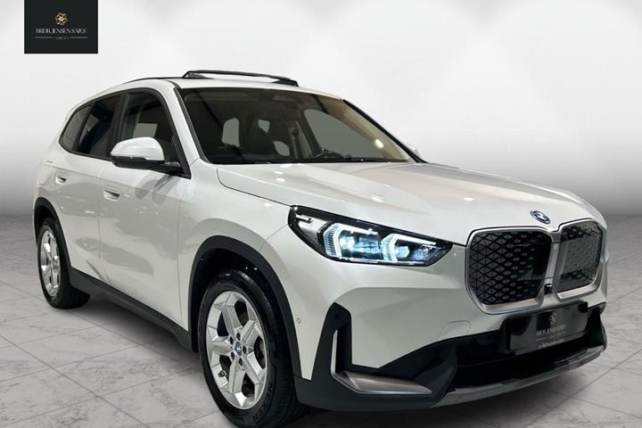Hvid BMW iX1 fra 2024 set udefra