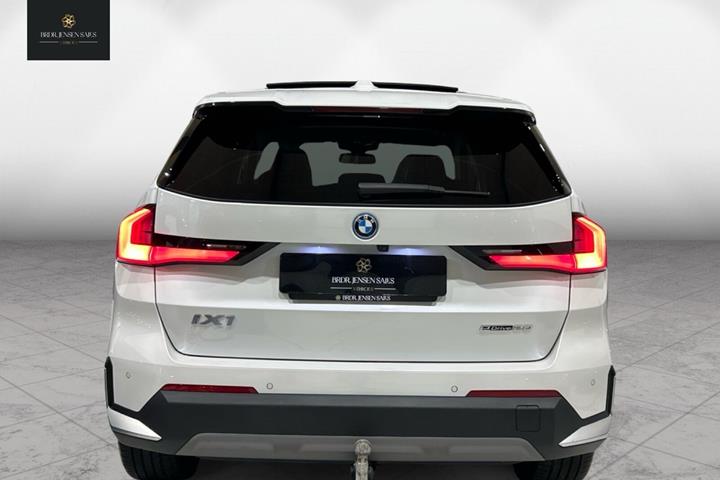Hvid BMW iX1 fra 2024