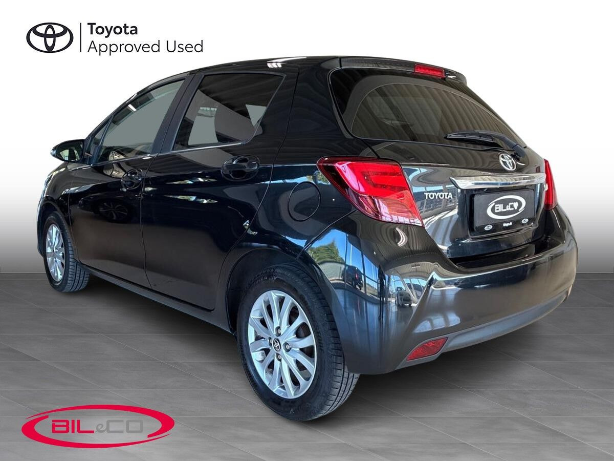 Sort Toyota Yaris fra 2015