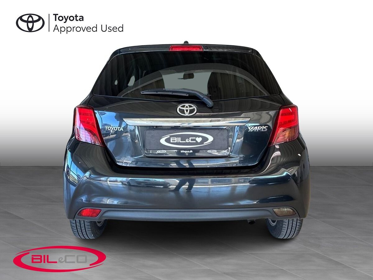 Sort Toyota Yaris fra 2015