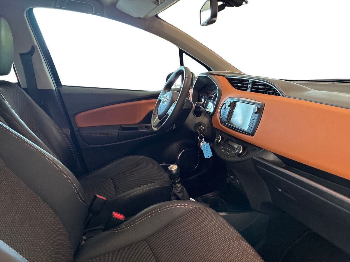 Sort Toyota Yaris fra 2015