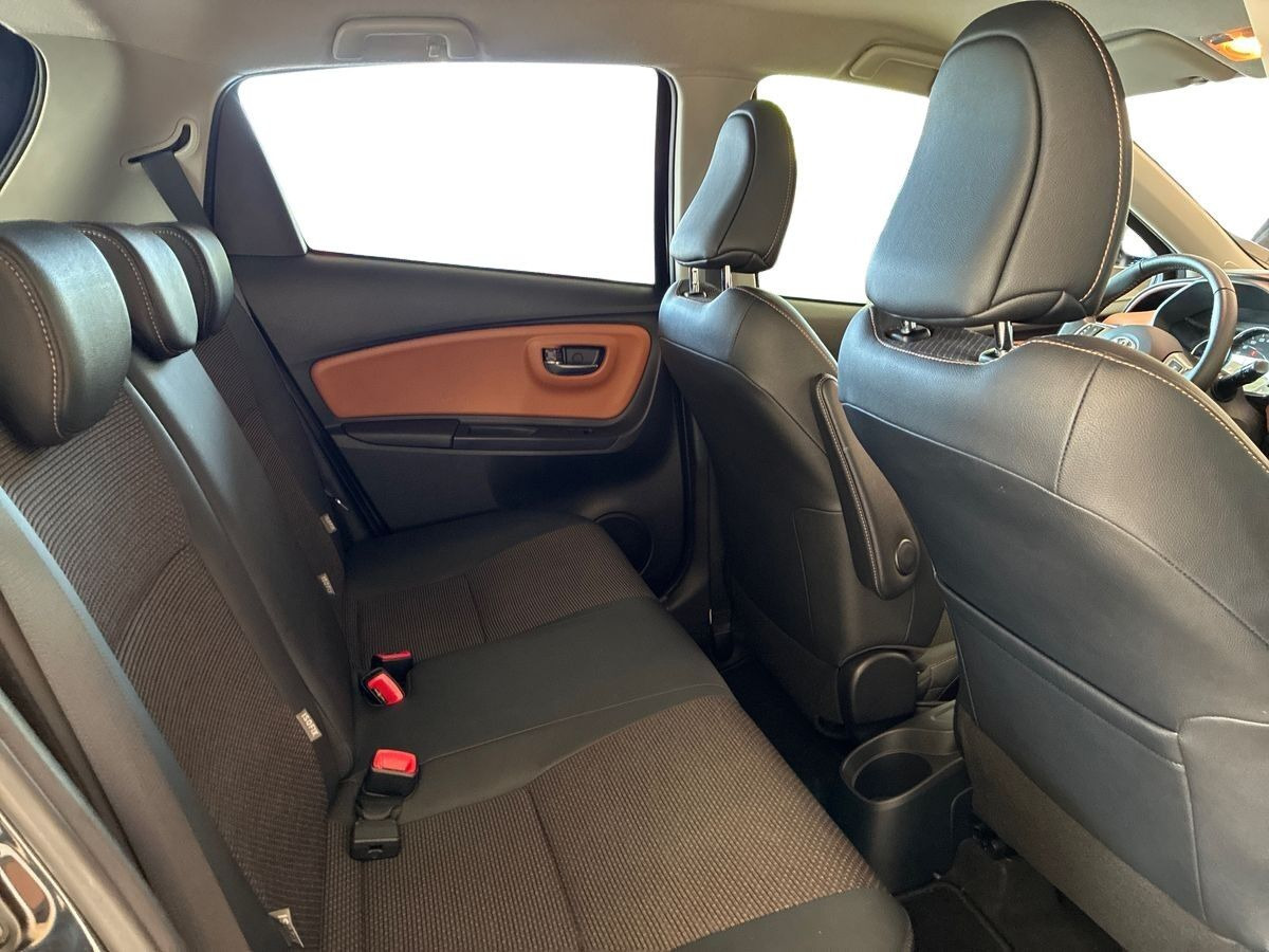 Sort Toyota Yaris fra 2015