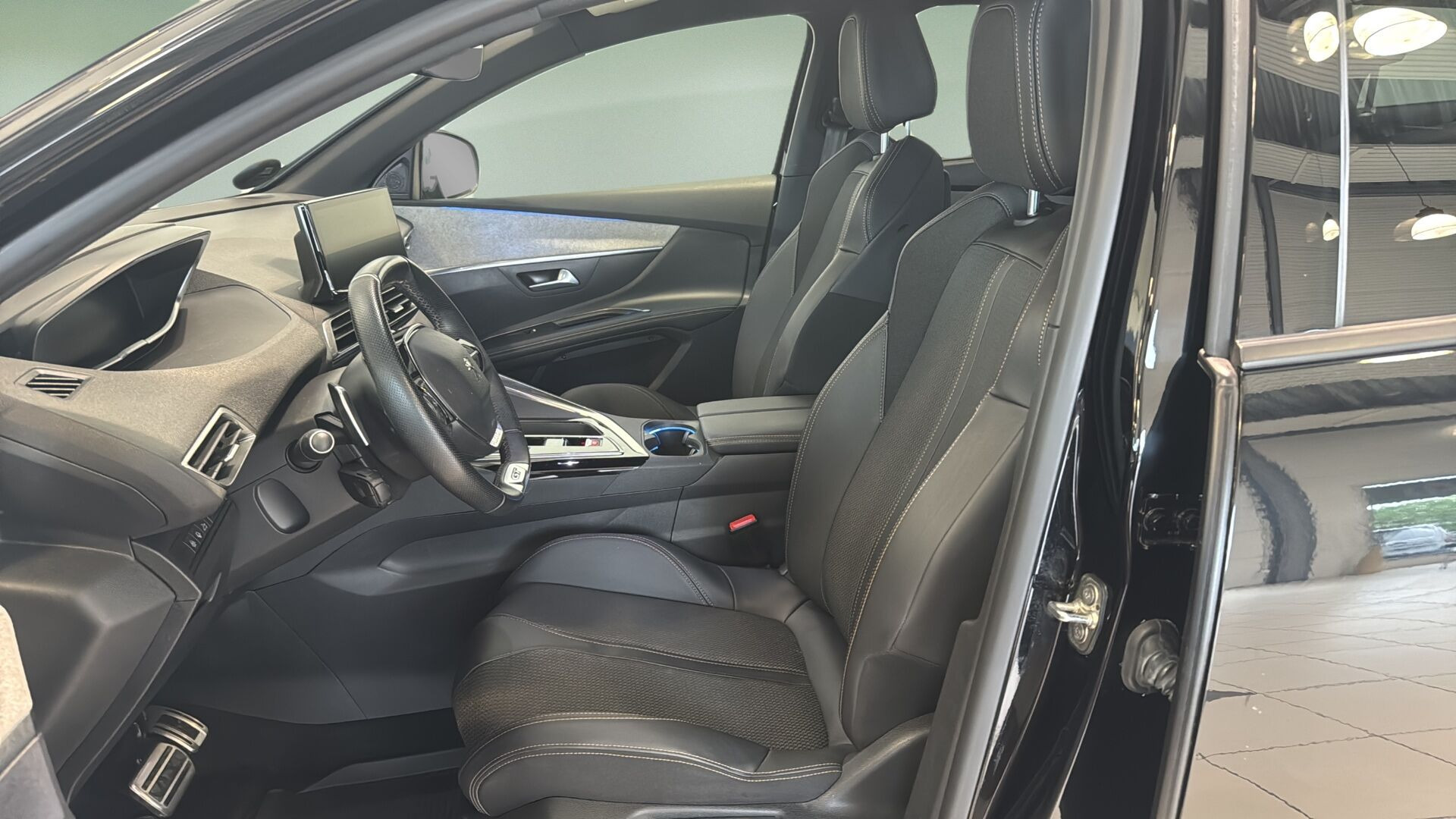 Sort Peugeot 5008 fra 2024
