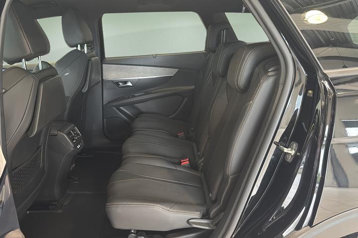 Sort Peugeot 5008 fra 2024