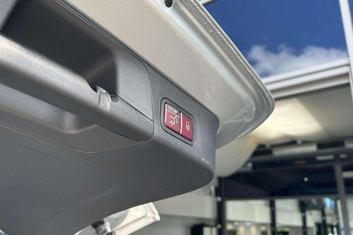 Sølv Mercedes EQB 250+ fra 2025