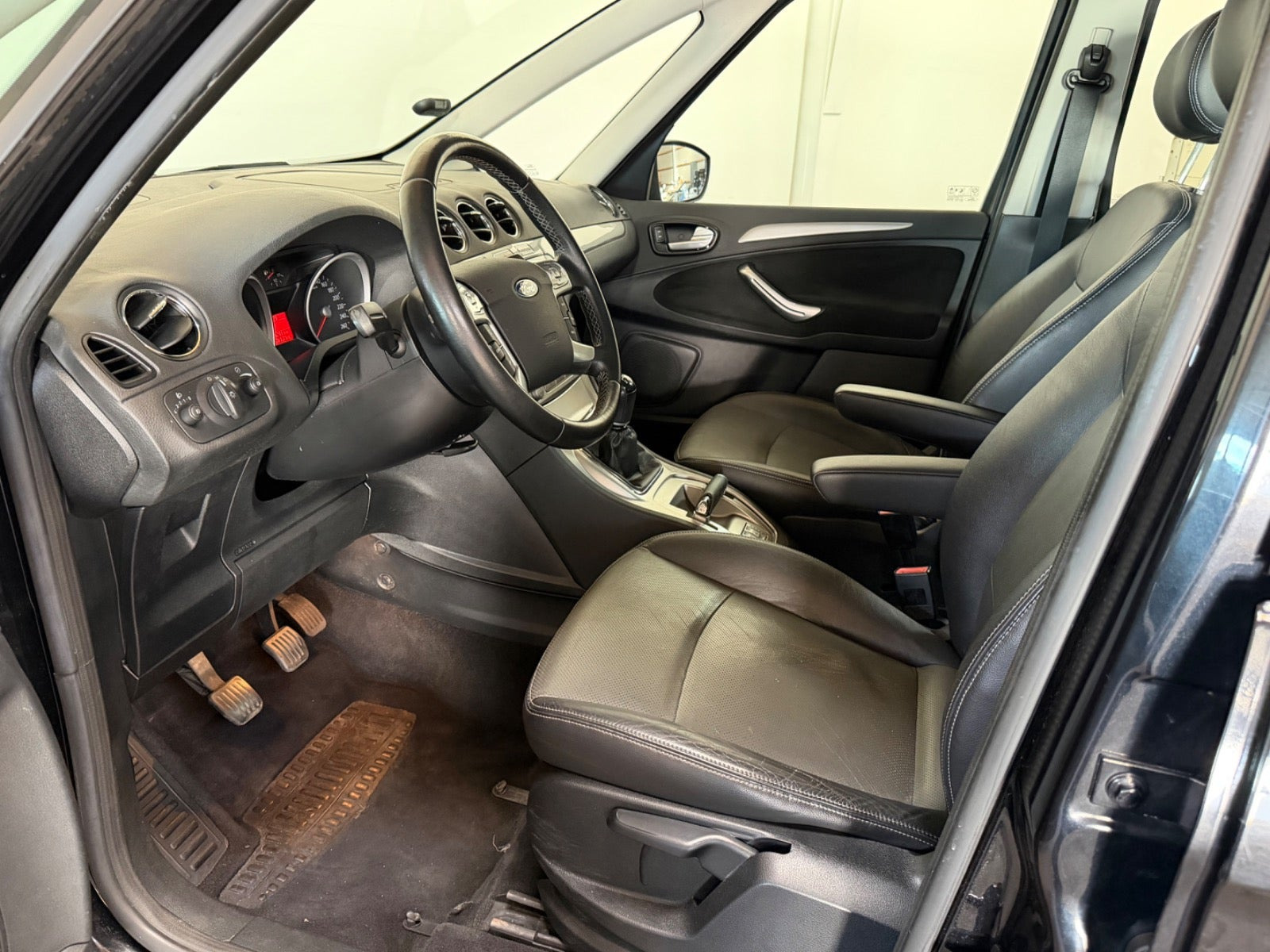 Sort Ford Galaxy fra 2007