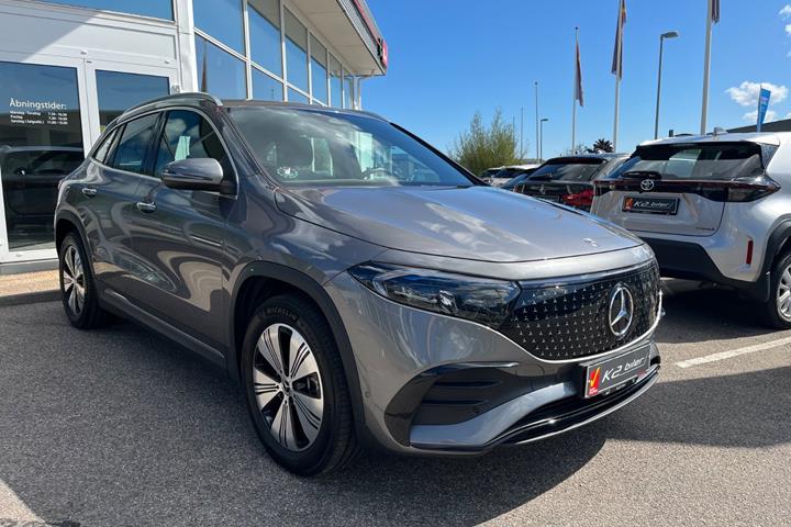 Grå Mercedes EQA250+ fra 2024 set udefra