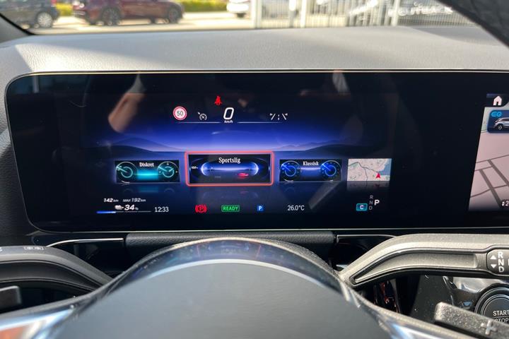 Grå Mercedes EQA250+ fra 2024