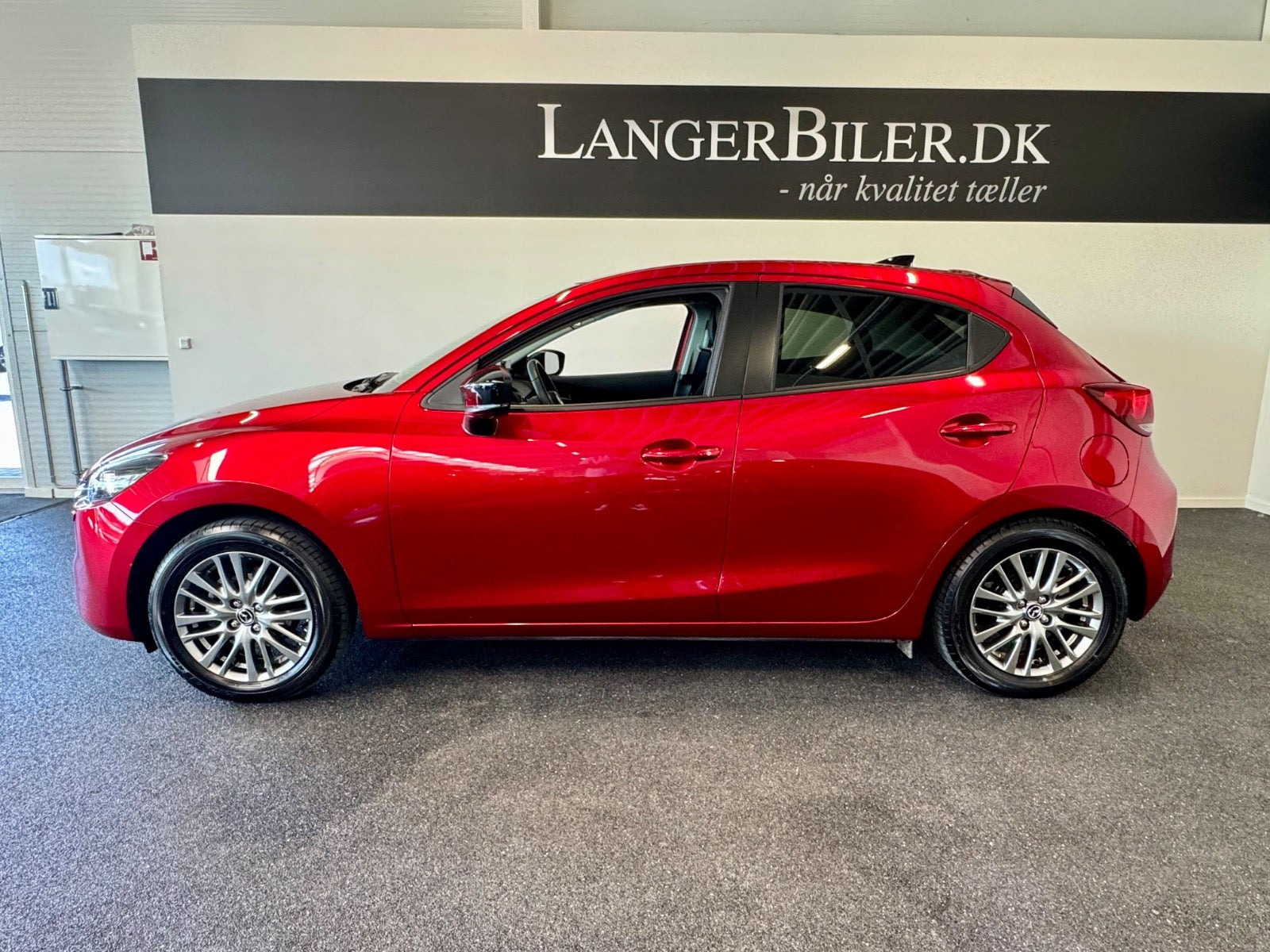 Rød Mazda 2 fra 2023