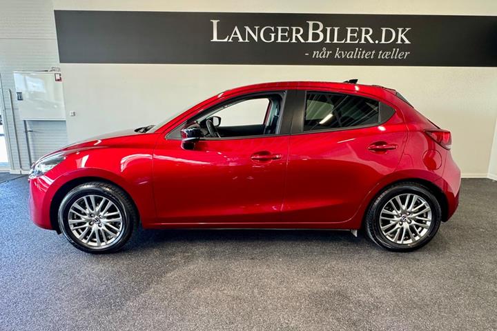 Rød Mazda 2 fra 2023
