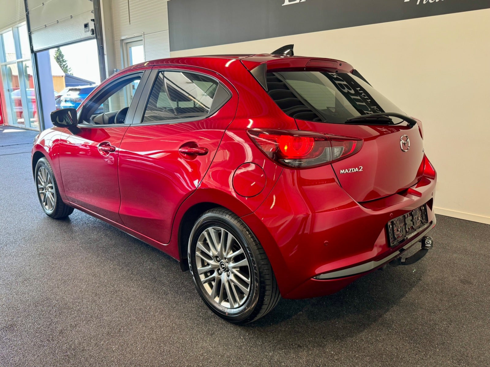 Rød Mazda 2 fra 2023