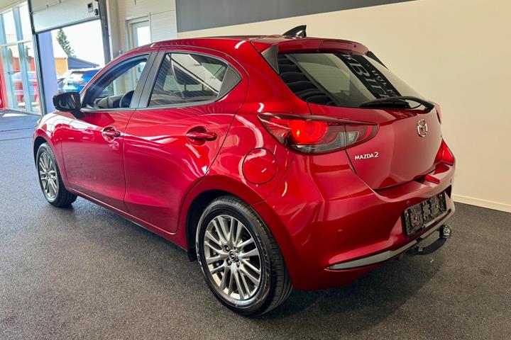 Rød Mazda 2 fra 2023
