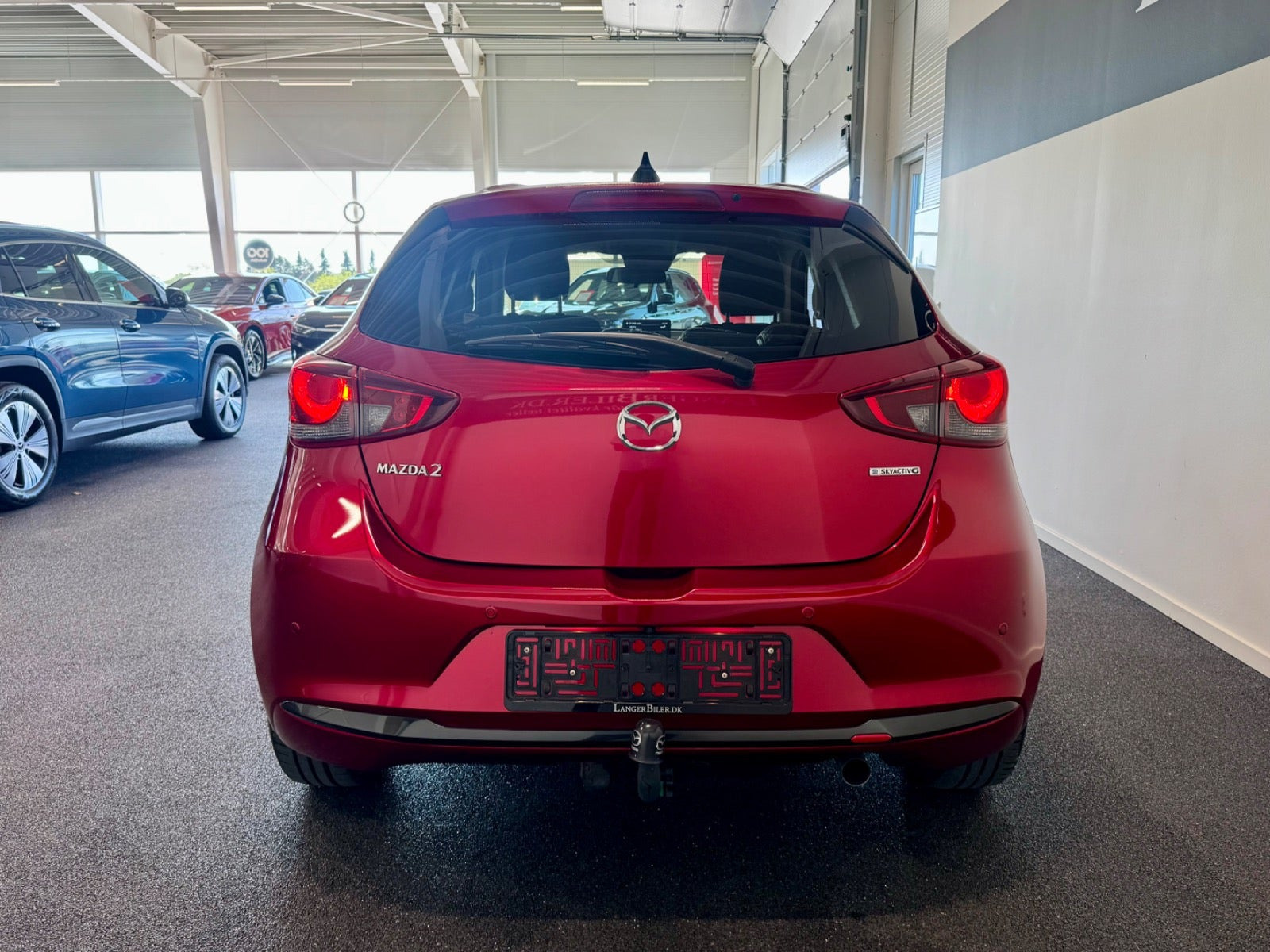 Rød Mazda 2 fra 2023