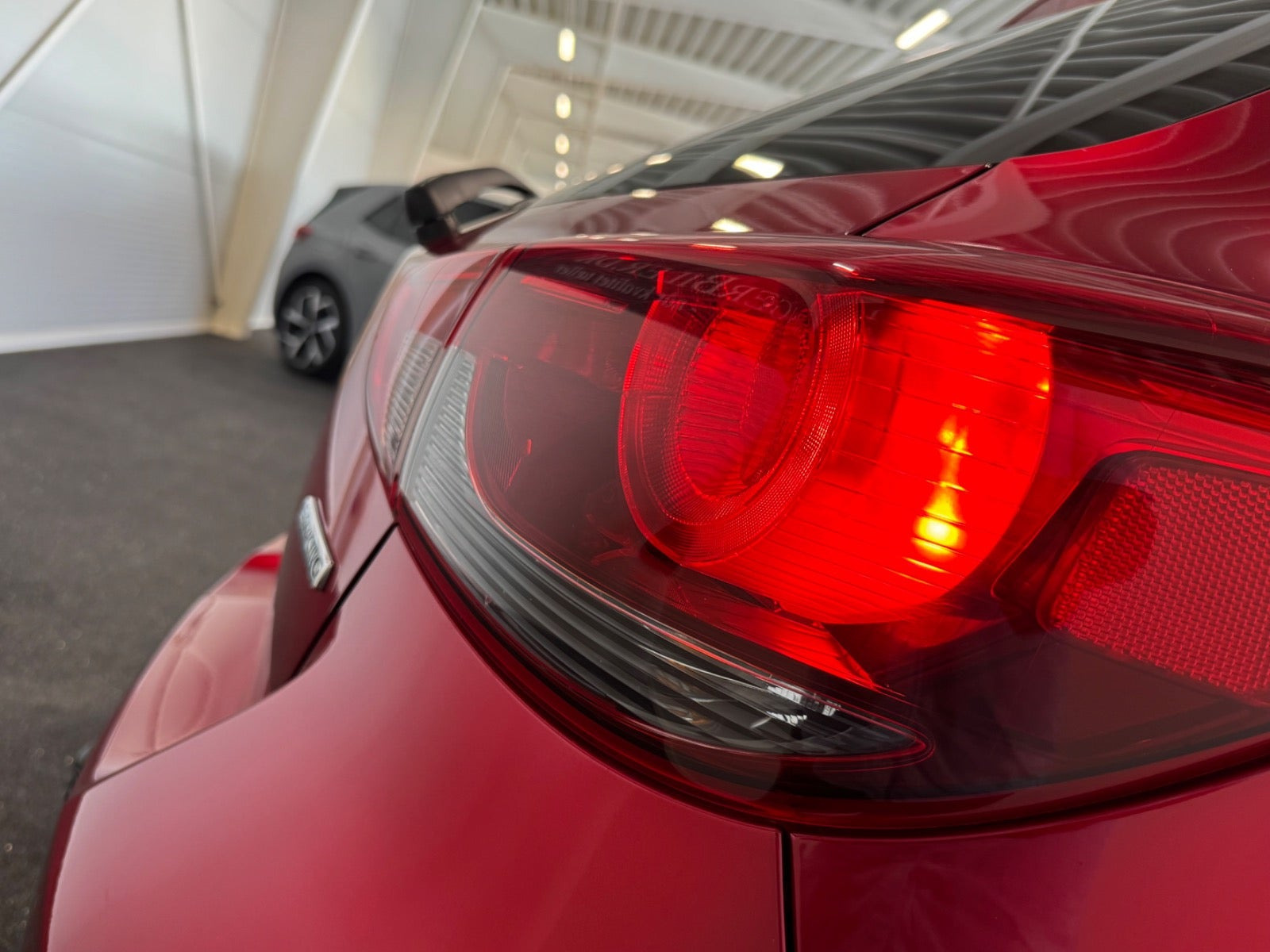 Rød Mazda 2 fra 2023