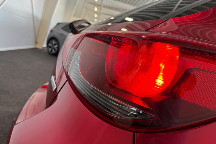 Rød Mazda 2 fra 2023