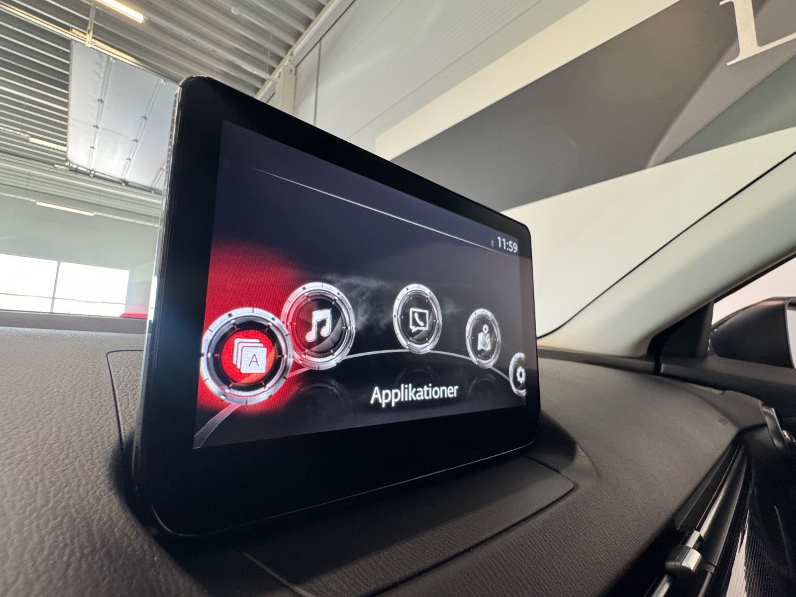 Rød Mazda 2 fra 2023