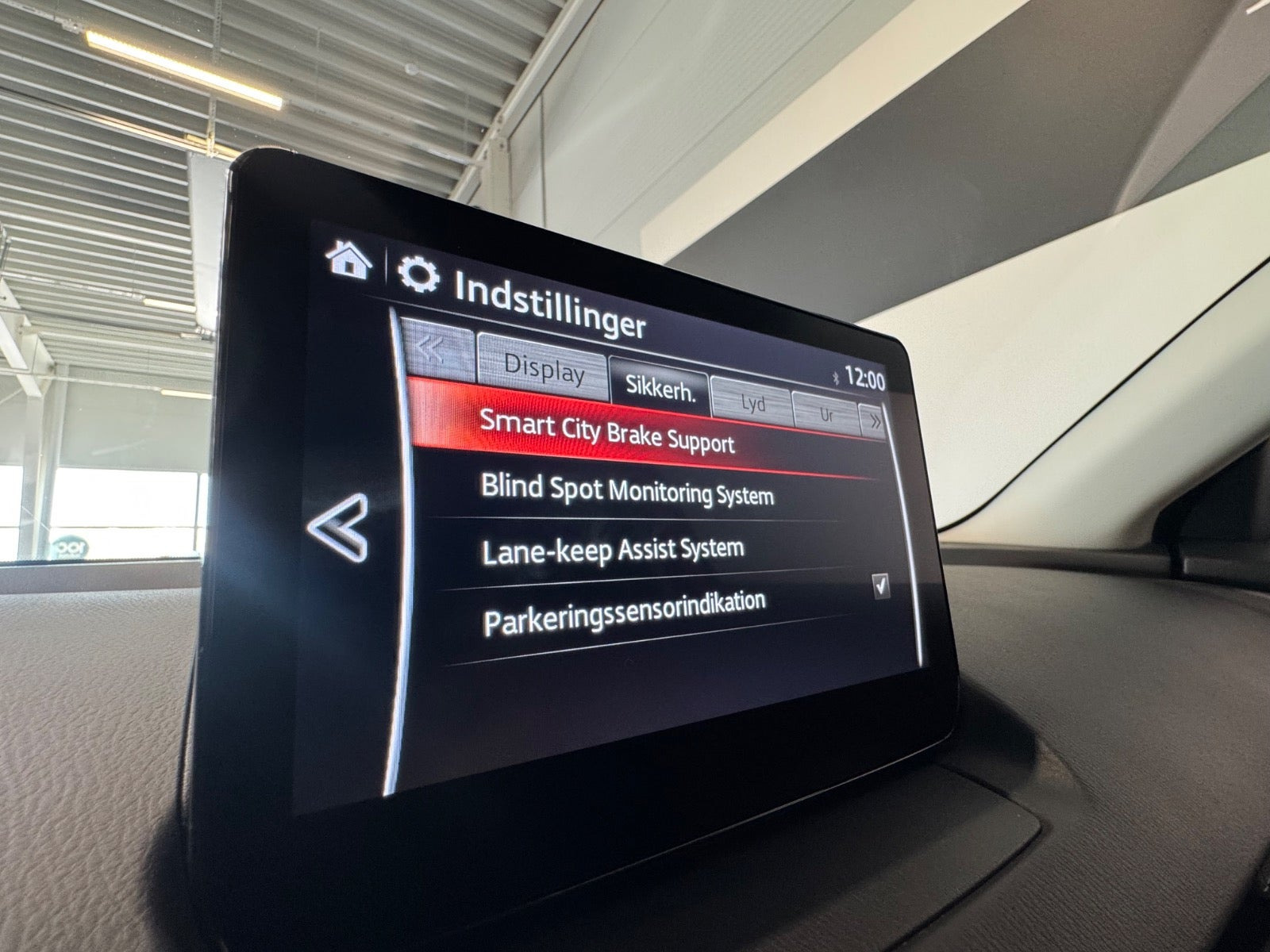 Rød Mazda 2 fra 2023