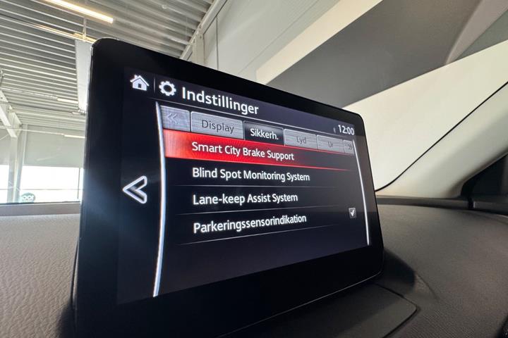 Rød Mazda 2 fra 2023