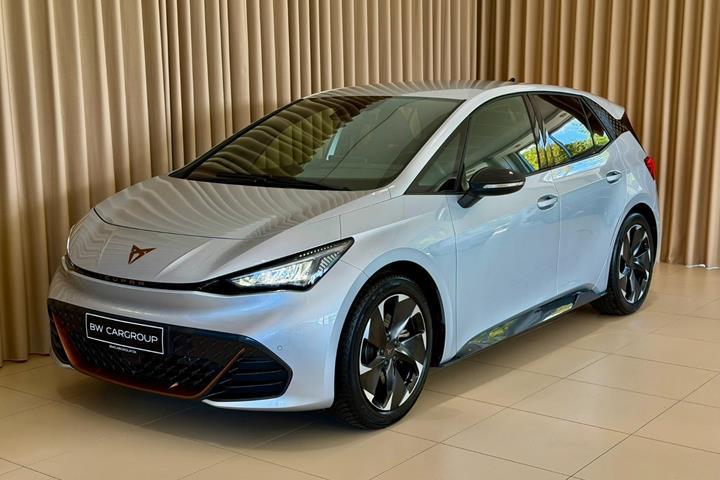 Sølv Cupra Born fra 2024 set udefra