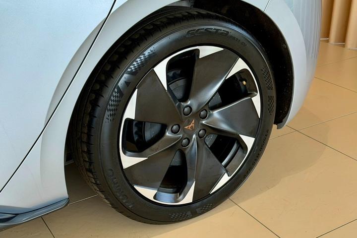Sølv Cupra Born fra 2024
