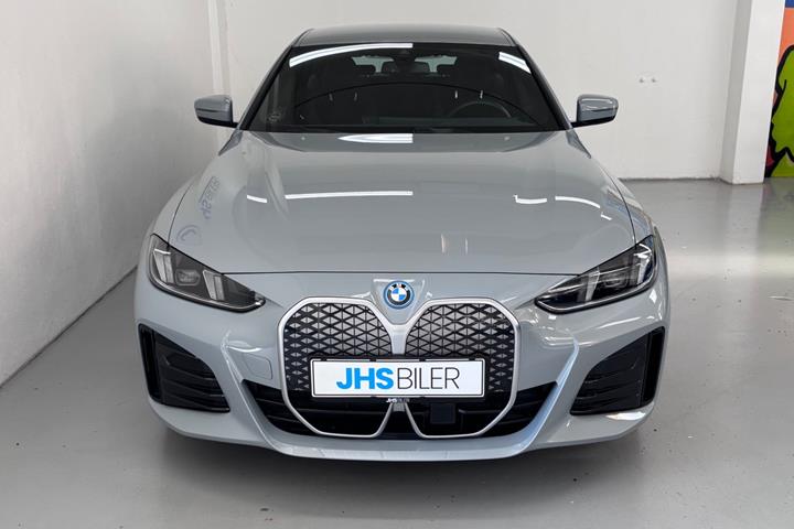 Grå BMW i4 fra 2025