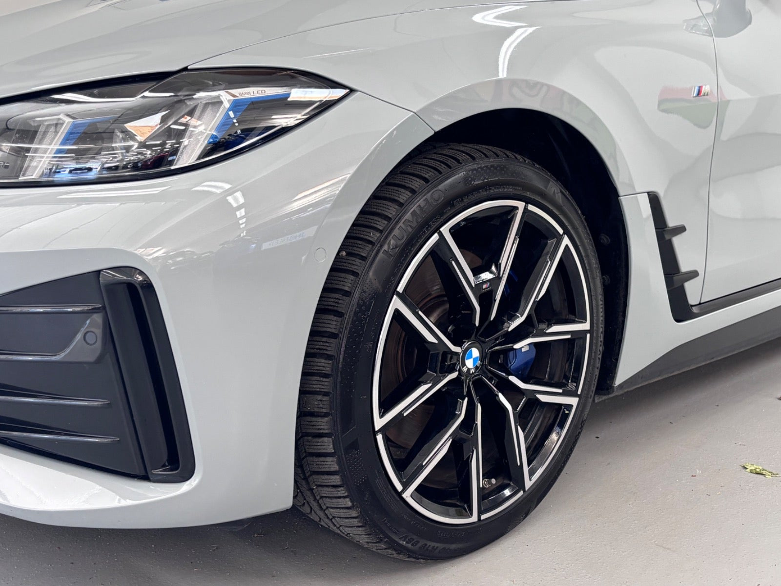 Grå BMW i4 fra 2025
