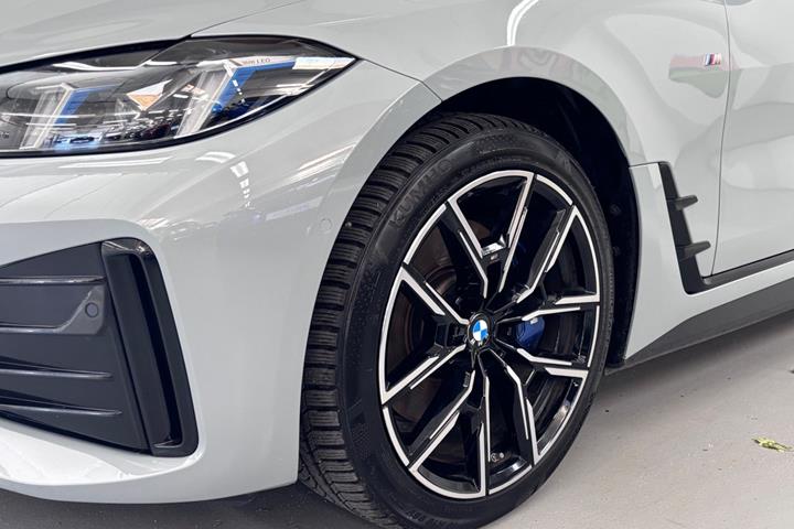 Grå BMW i4 fra 2025
