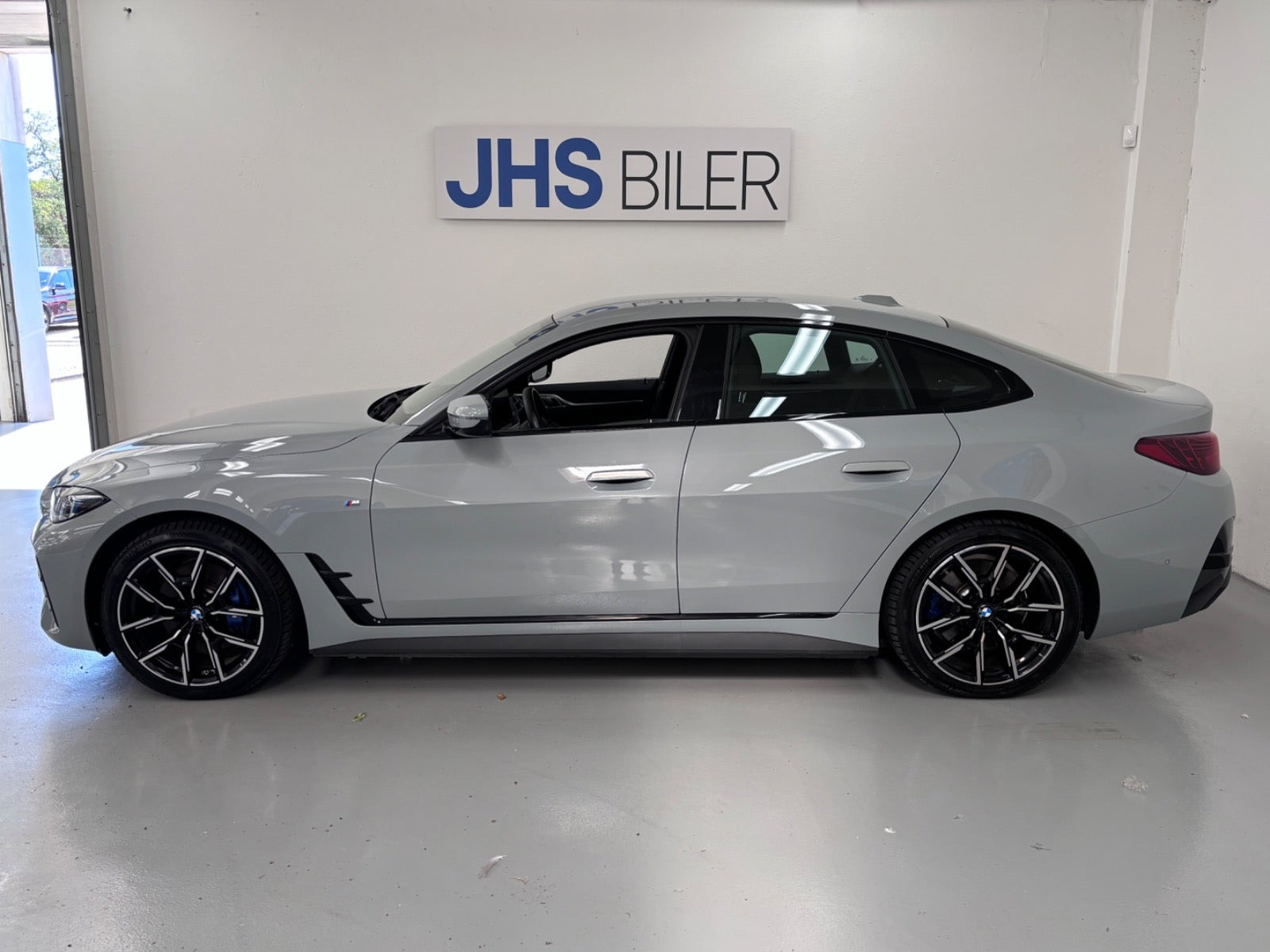 Grå BMW i4 fra 2025
