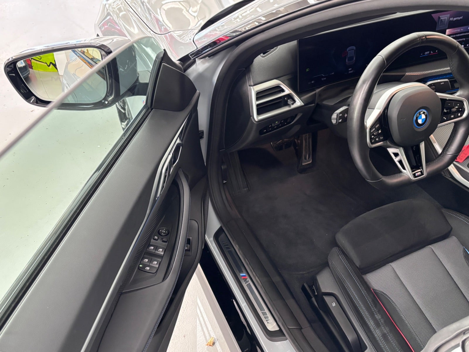 Grå BMW i4 fra 2025