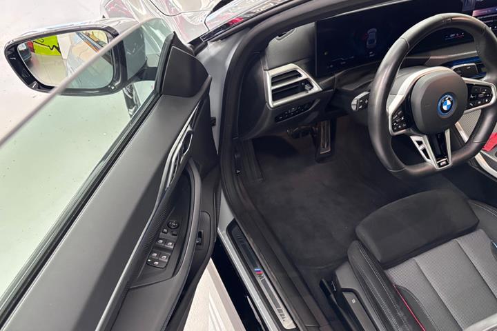 Grå BMW i4 fra 2025