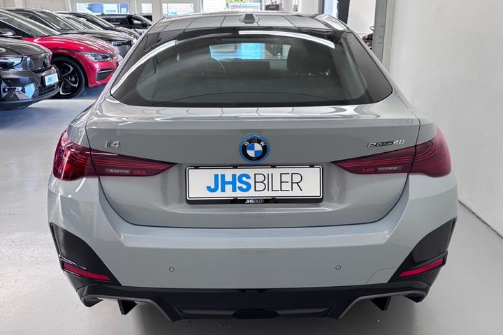 Grå BMW i4 fra 2025