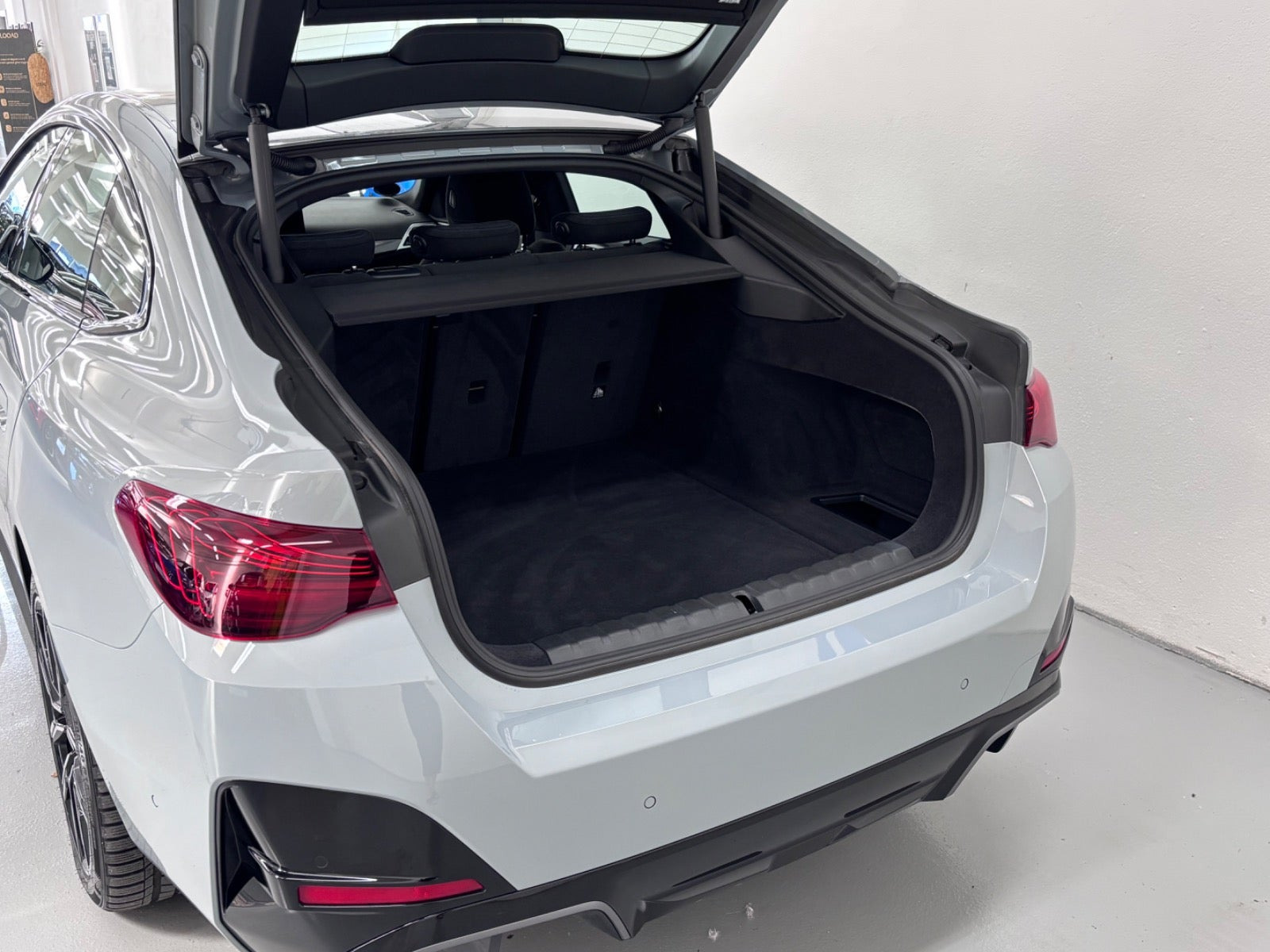 Grå BMW i4 fra 2025
