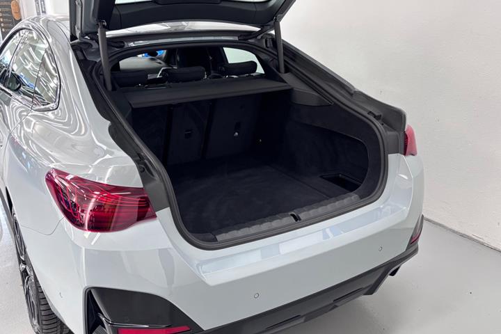 Grå BMW i4 fra 2025