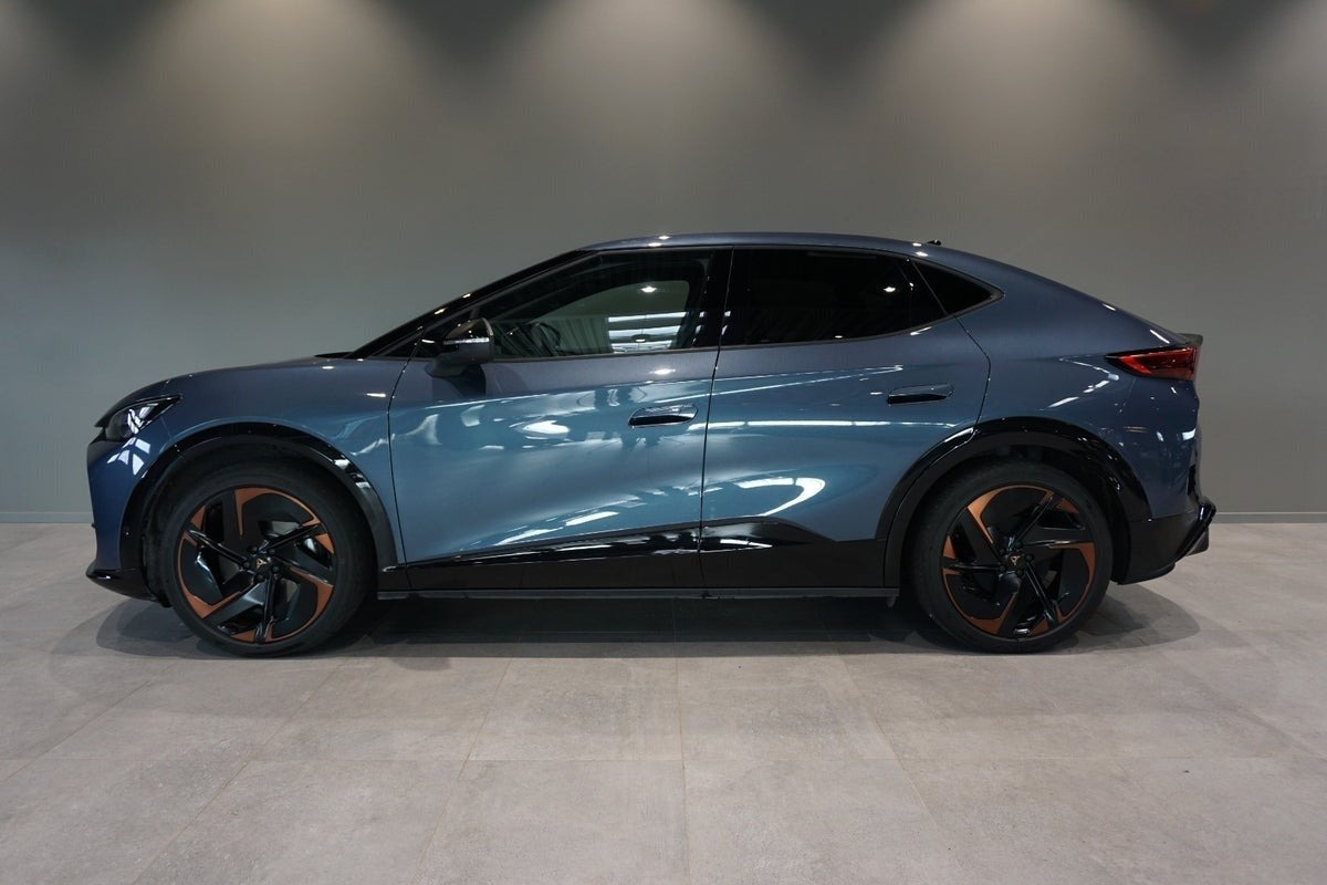 Blå Cupra Tavascan fra 2025