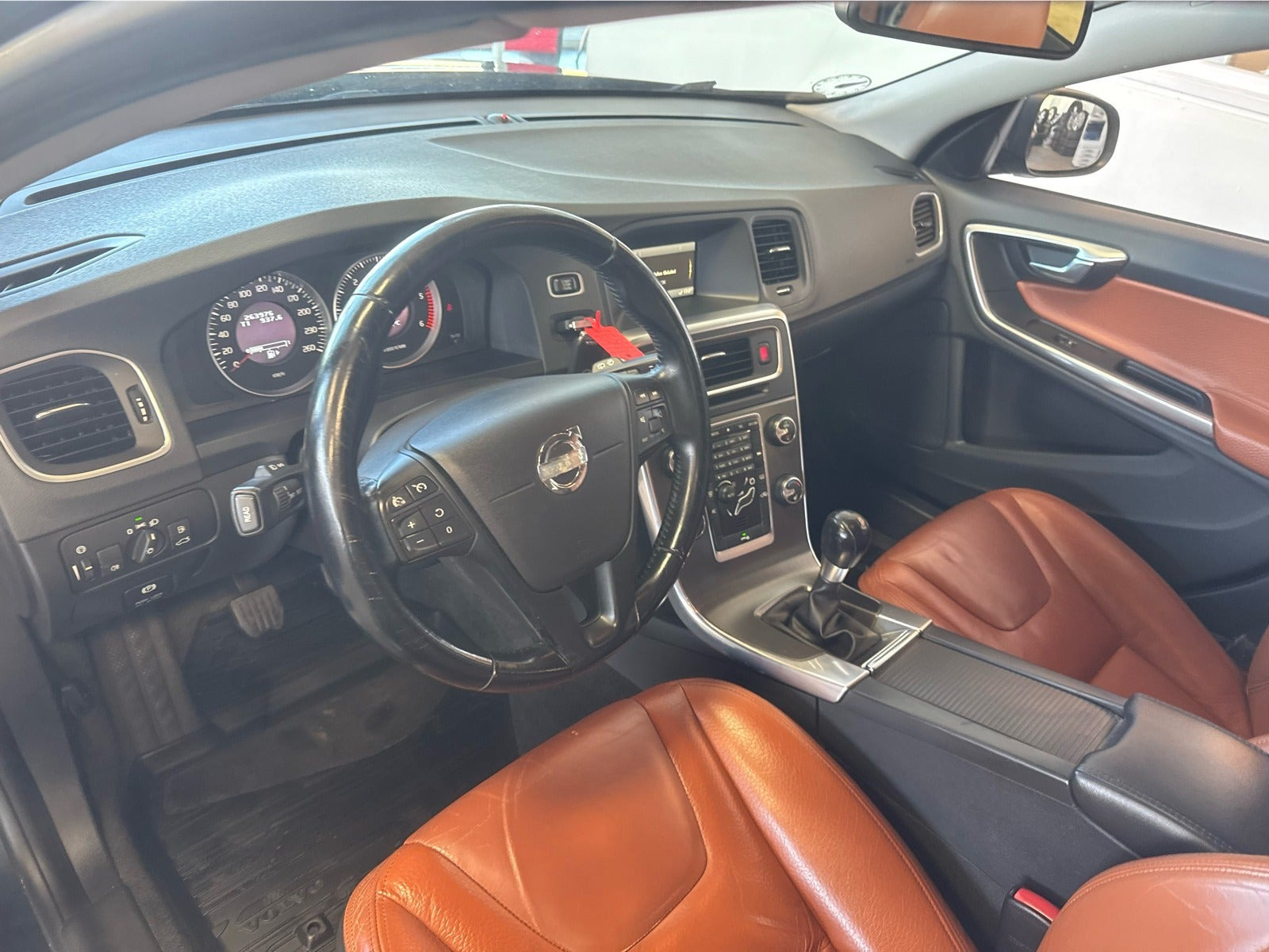 Blå Volvo V60 fra 2011