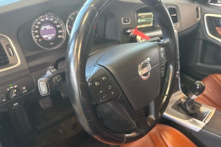 Blå Volvo V60 fra 2011