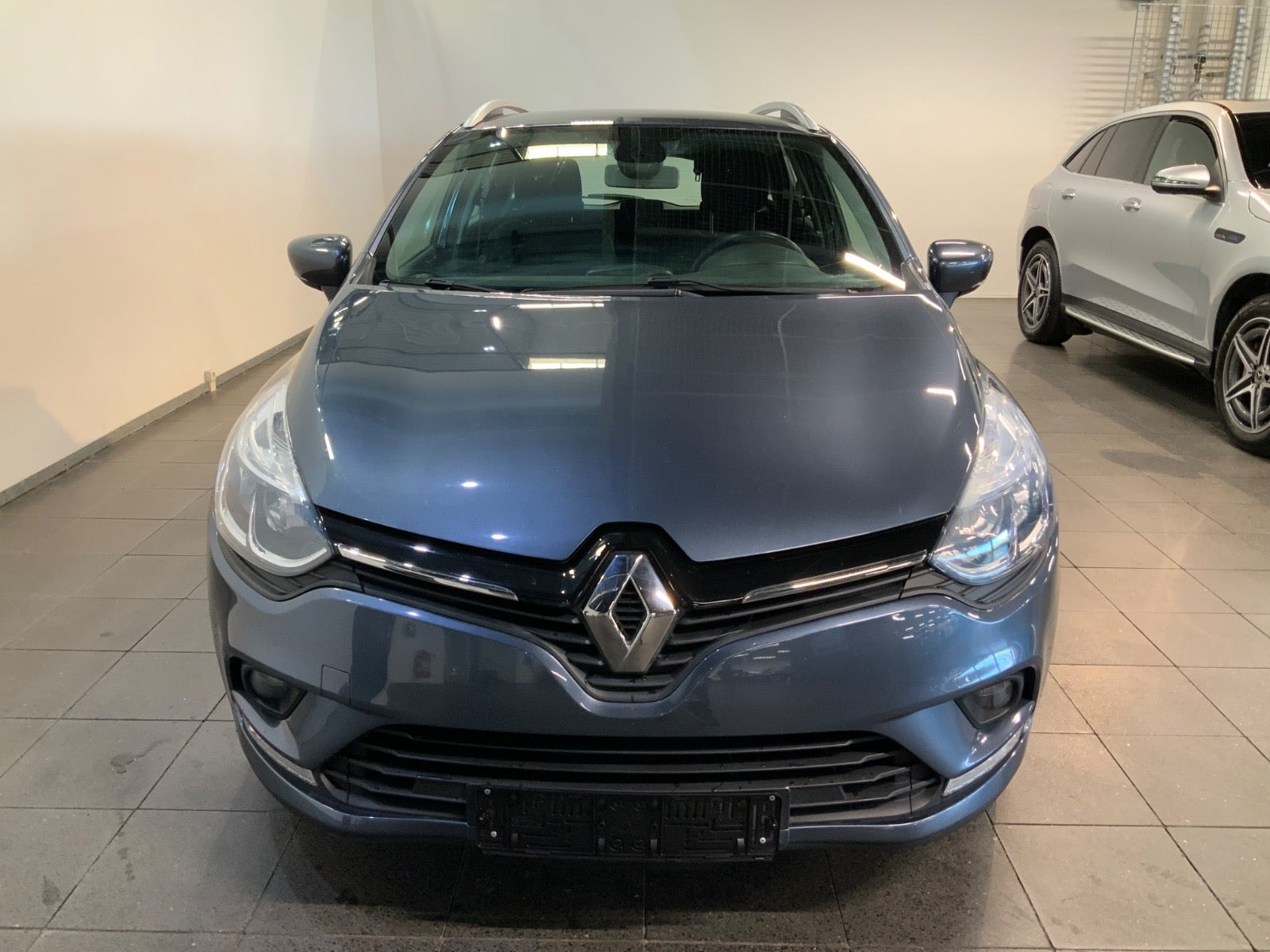 Grå Renault Clio IV fra 2017