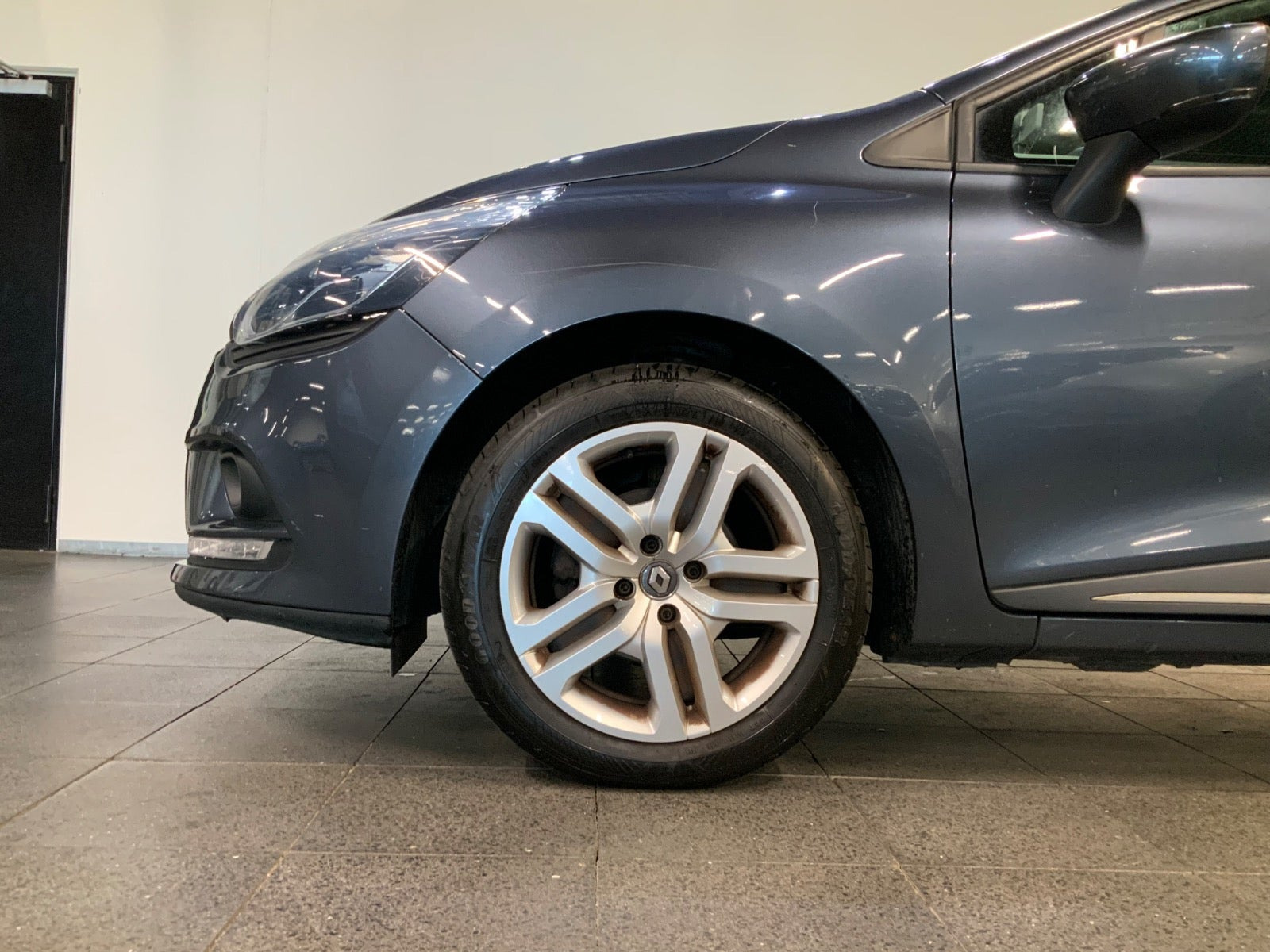 Grå Renault Clio IV fra 2017