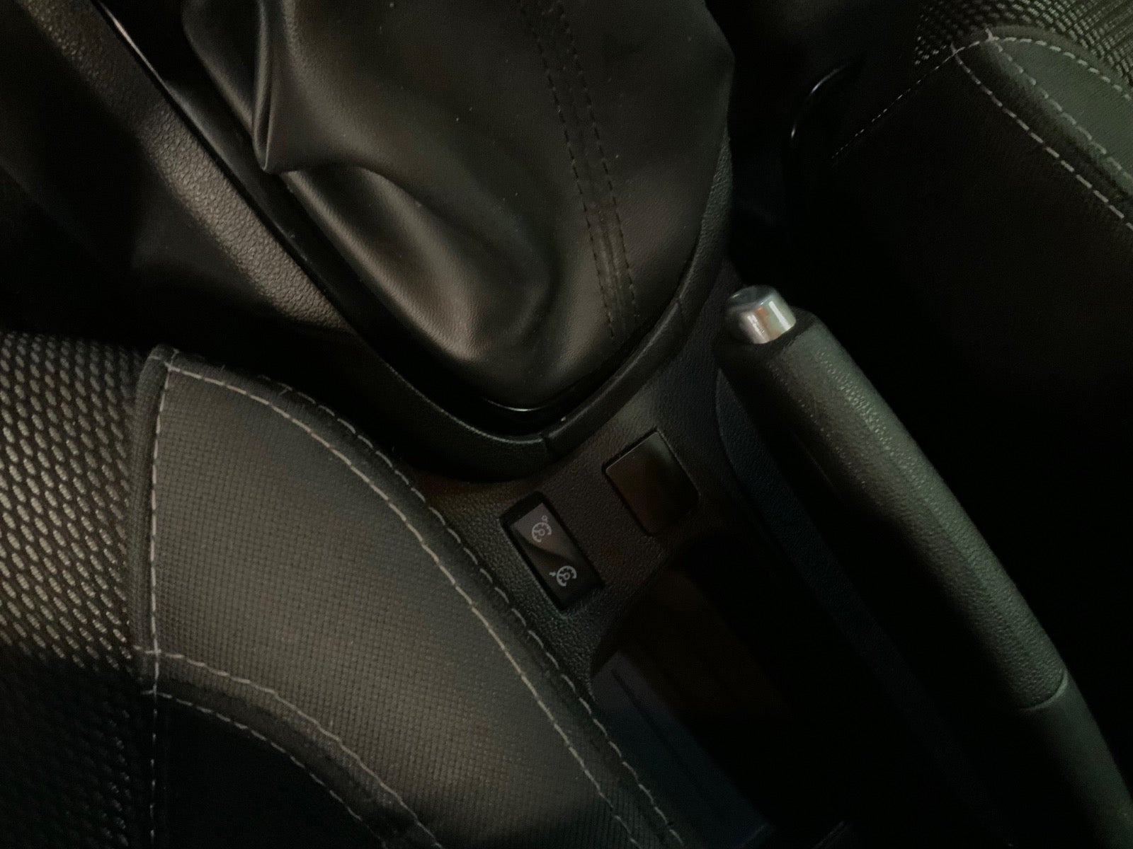 Grå Renault Clio IV fra 2017